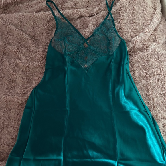 $6.99 SHIPPING Victoria’s Secret Turquoise Silk Nightie - Picture 1 of 2